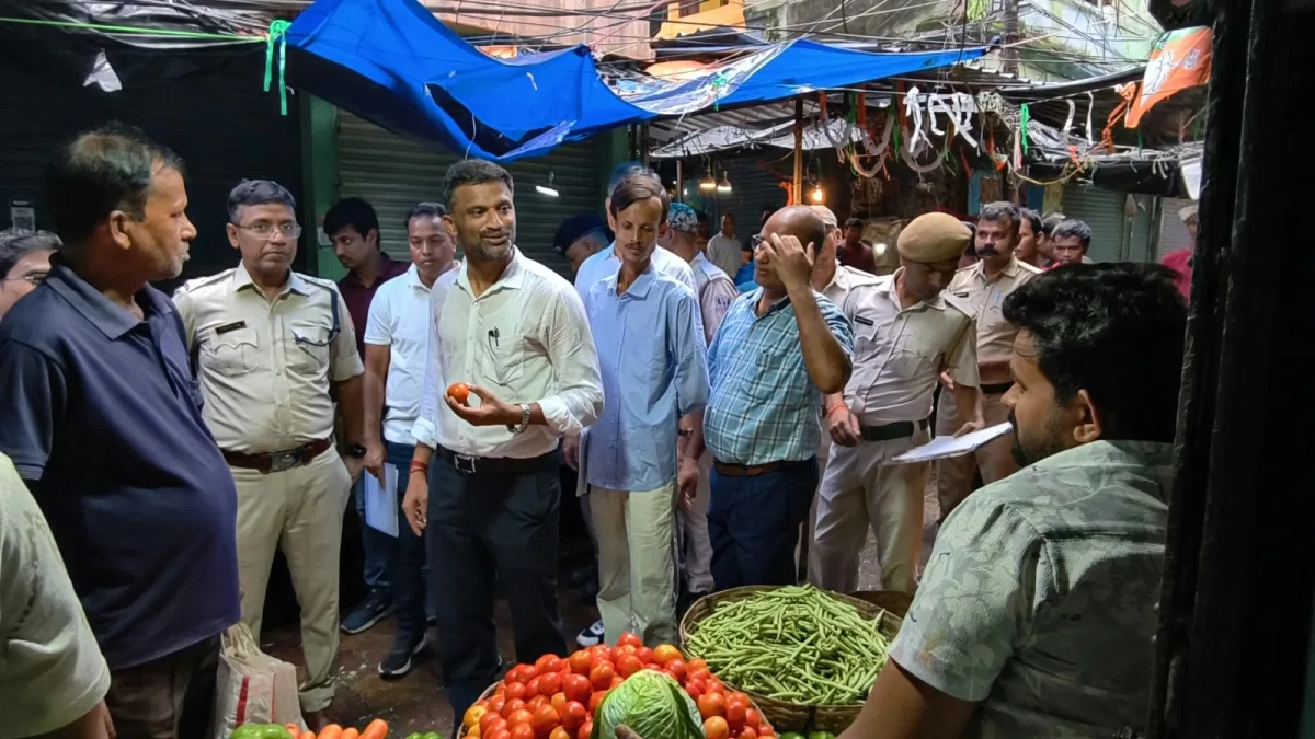आसनसोल में मूल्य वृद्धि को नियंत्रित करने के लिए कड़े उपाय, जिलाधिकारी ने बाजार का दौरा किया