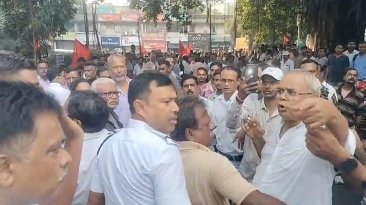 দুর্গাপুরে এডিডিএ দফতরের সামনে সিপিআইএম ও বিশ্ব হিন্দু রক্ষা বাহিনীর মুখোমুখি অবস্থান, তুমুল উত্তেজনা