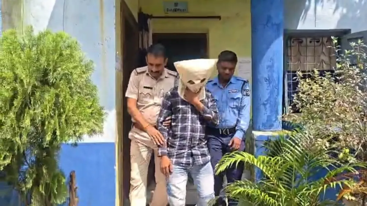 দেন্দুয়া হাসপাতালের সামনে বাস চালকের ওপর প্রাণঘাতী হামলা, পুলিশের জালে অভিযুক্ত আশিক রুইদাস