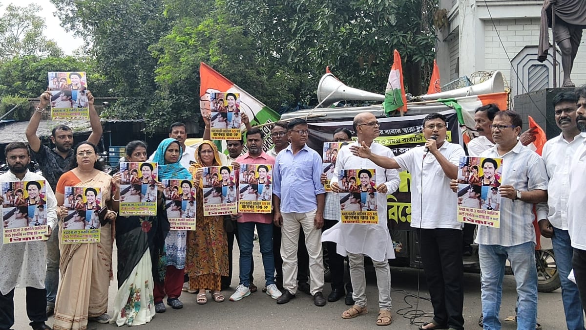 প্রশাসন শাসকদলের অঙ্গুলিহেলনে চলছে, ভুয়ো মামলায় গ্রেপ্তারের প্রতিবাদে আদালতের সামনে কংগ্রেসের বিক্ষোভ