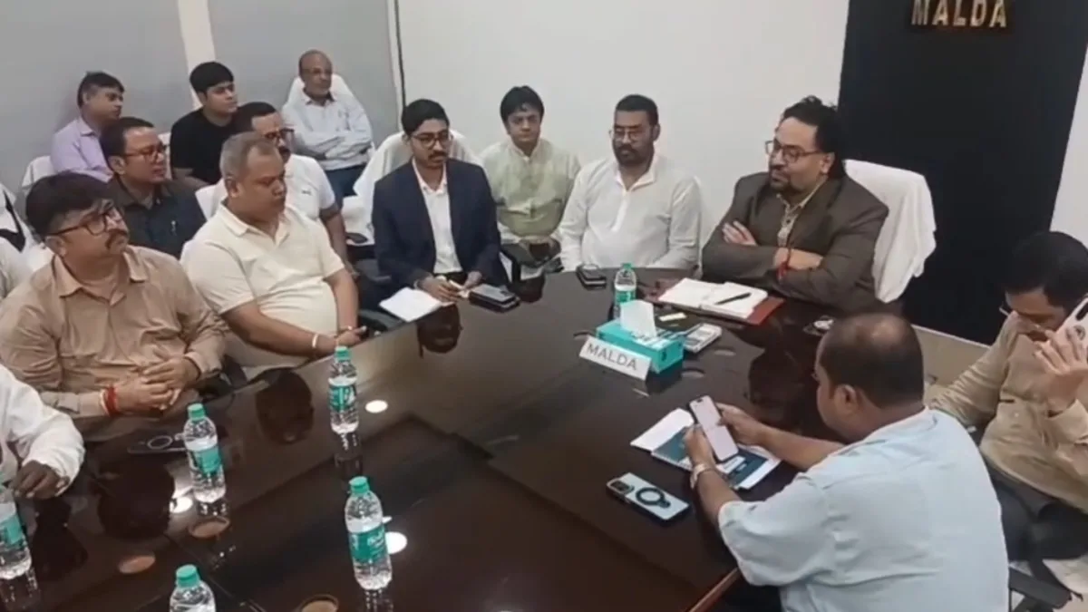 প্রকৃতির কোপে বিপর্যস্ত ভূতনির বানভাসি মানুষের পাশে মালদার ব্যবসায়ী মহল
