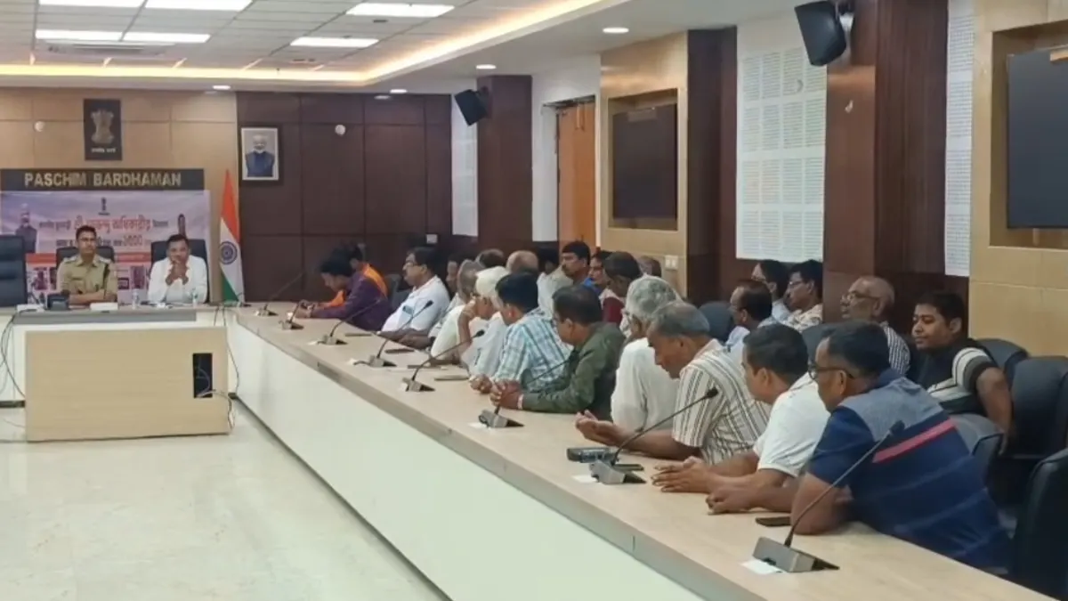 অনিয়ন্ত্রিত টোটো ও অটো রুখে মিনিবাস বাঁচাতে আসানসোলে উচ্চপর্যায়ের বৈঠক