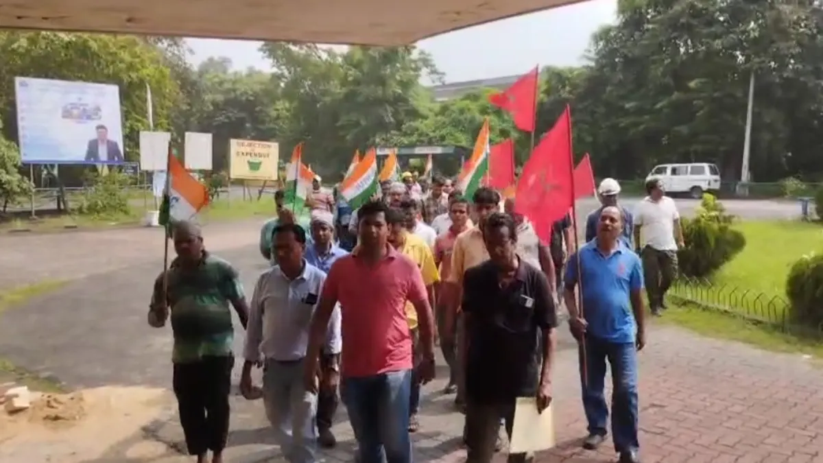 দুর্গাপুর অ্যালয় স্টিল প্ল্যান্টে ধুন্ধুমার, ১৯৬ জন চুক্তিভিত্তিক শ্রমিকের গেট পাস বাতিলের প্রতিবাদে তীব্র বিক্ষোভ