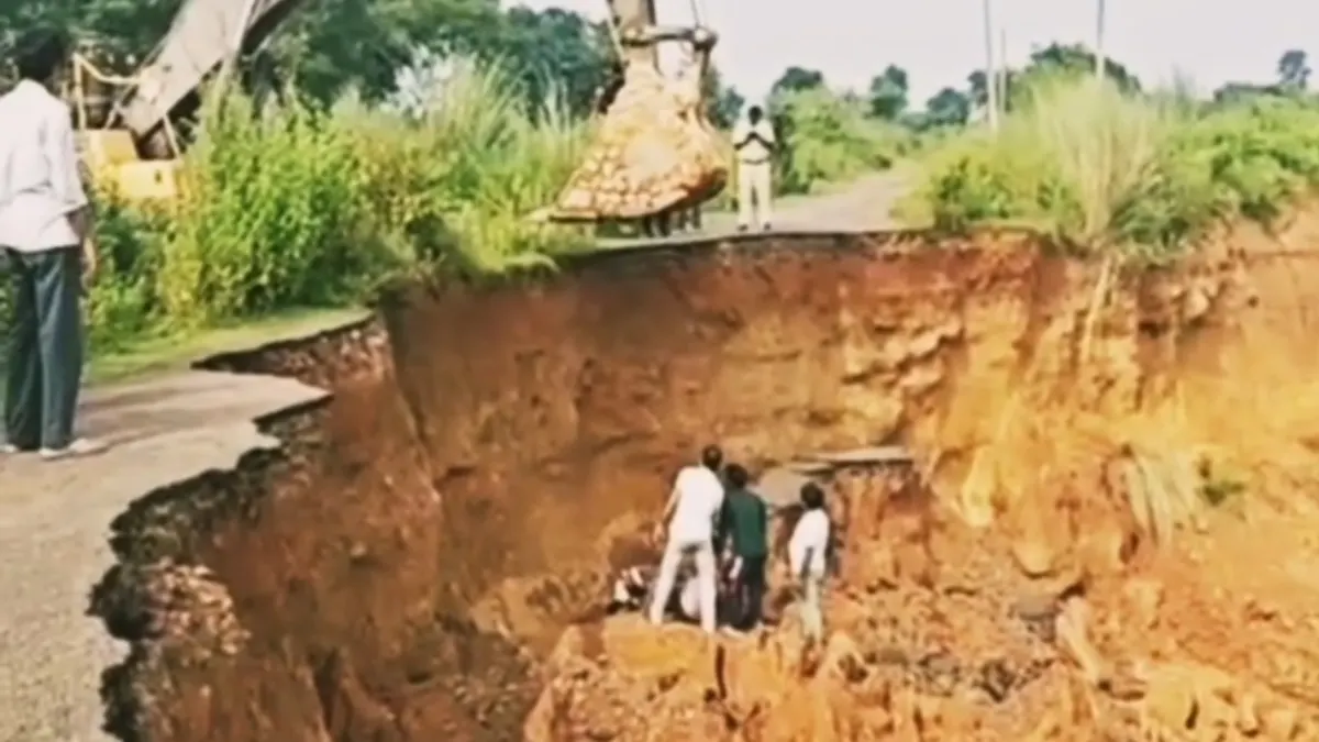 গুগল ম্যাপের অন্ধ অনুসরণ ও কর্তৃপক্ষের গাফিলতি! পাণ্ডবেশ্বরে ৩০ ফুট গভীর খনিতে বাইকসহ পড়লেন যুবক