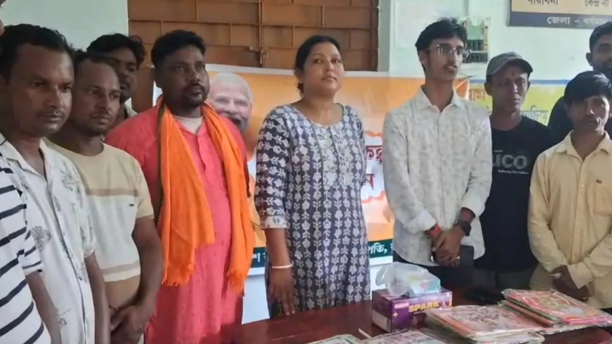 পড়াশোনার আগ্রহ বাড়াতে আইসিডিএস কেন্দ্রের শিশুদের মিষ্টিমুখ করাল যুব মোর্চা