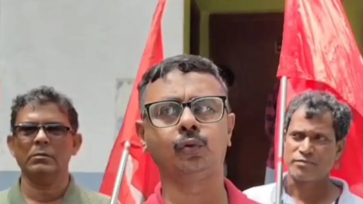 খানা-খন্দে ভরা রাস্তায় জিম্মি জনজীবন, দুর্গাপুরে পথ সংস্কারের জোরালো দাবি বামেদের