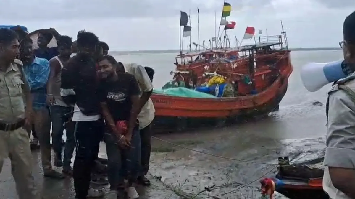 ক্যানিং থেকে গঙ্গাসাগর: দুর্যোগ রুখতে মাইকিং ও হাই অ্যালার্ট জারি