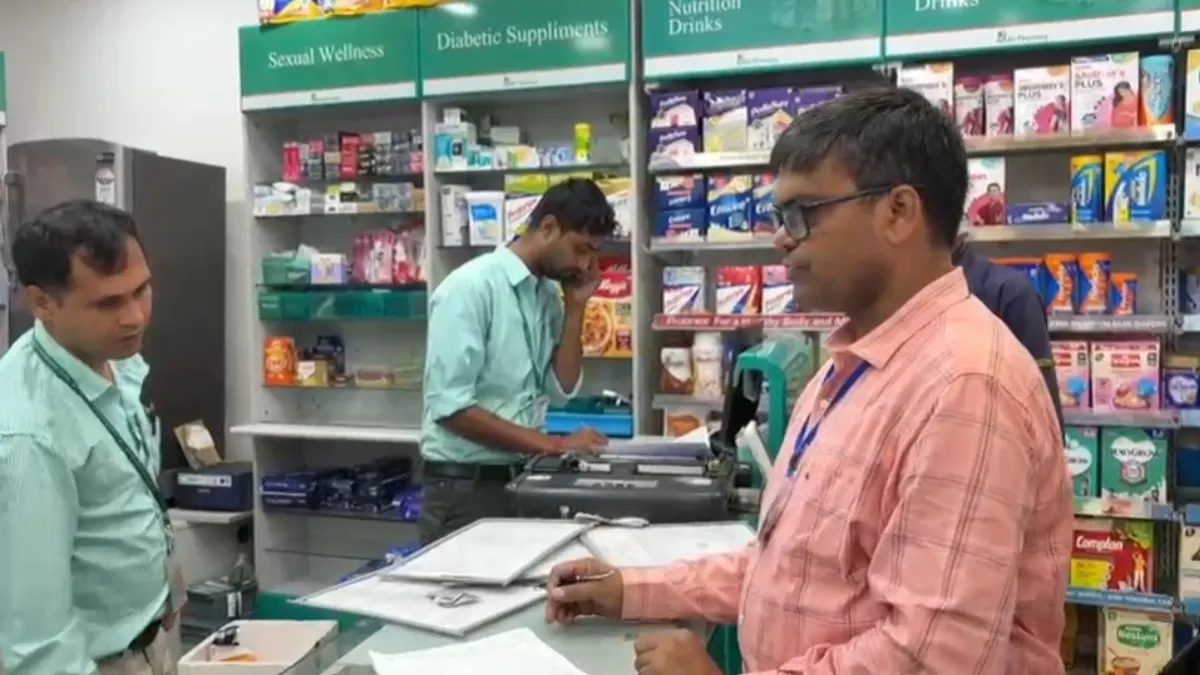 বর্ধমানে ড্রাগ কন্ট্রোলের কড়া হানা: বিসি রোডের ওষুধের দোকানগুলিতে নথিপত্র তল্লাশি