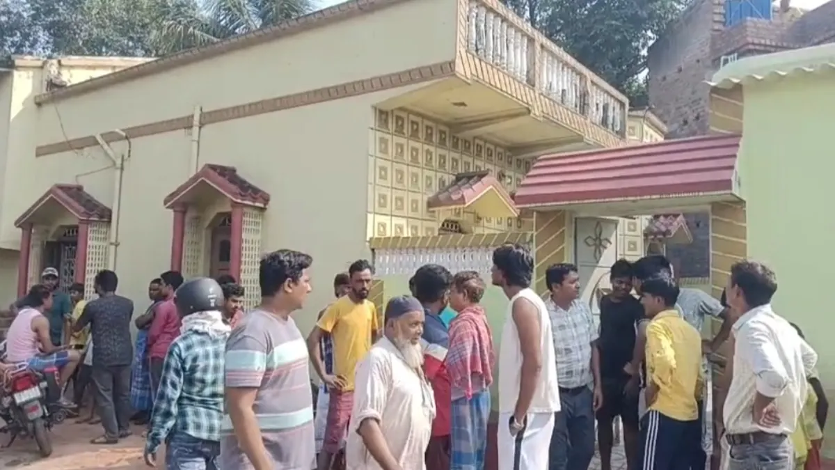 জামুরিয়ায় দুঃসাহসিক চুরি: ঘর ফাঁকা করে সোনা-টাকা লুটের পাশাপাশি চা-বিস্কুটও খেল চোরেরা
