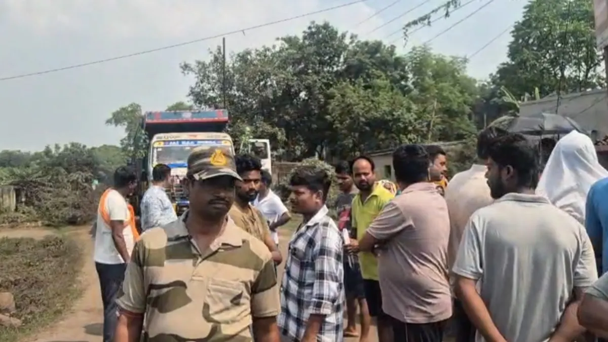 দূষণ ও দুর্ঘটনার আতঙ্ক: পাণ্ডবেশ্বরে কয়লাবোঝাই লরি আটকে সরব গ্রামবাসীরা