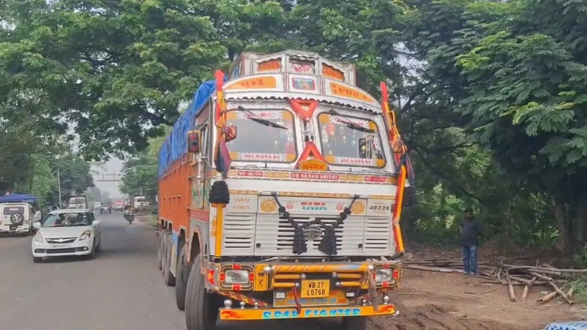 চেকপোস্ট এড়িয়ে বেপরোয়া কয়লা পাচার, পঞ্চগাছিয়ায় দুর্ঘটনার পর ফুঁসছেন স্থানীয়রা