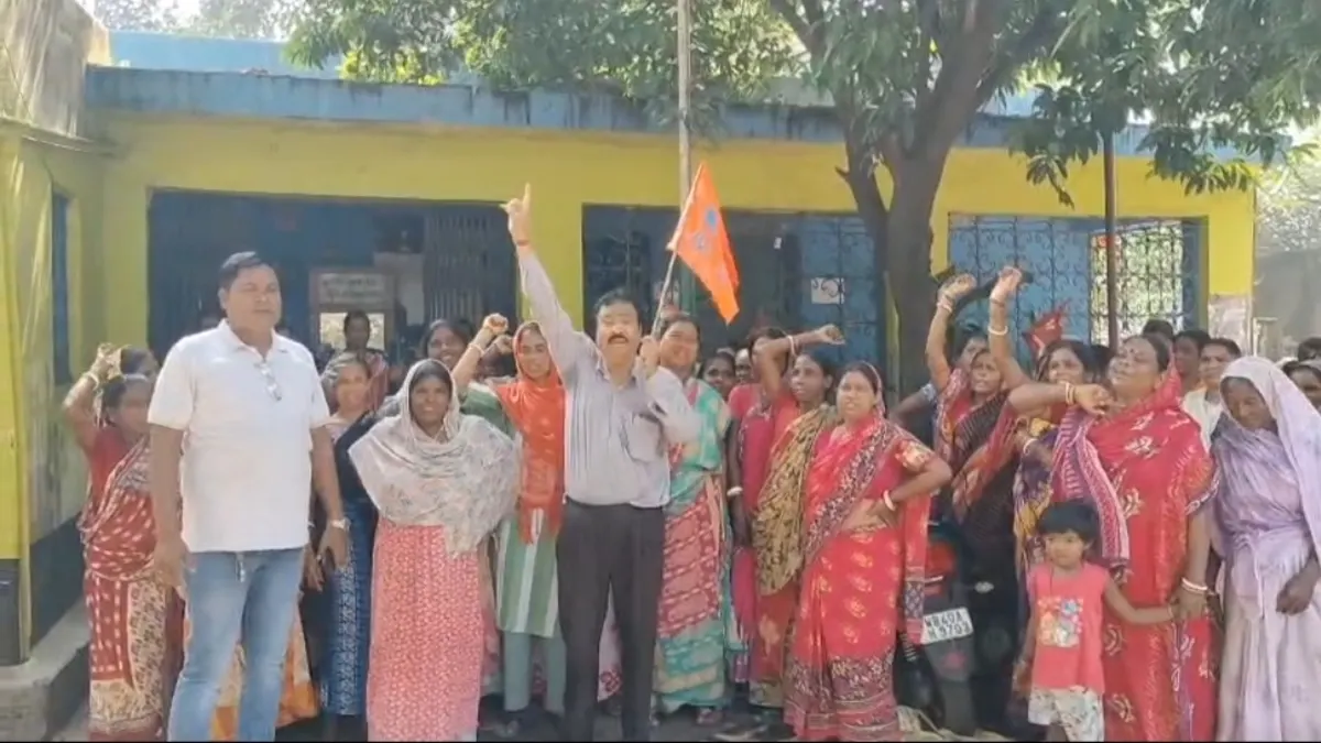 বন্ধ কোলিয়ারিতে তীব্র জলকষ্ট ও বিদ্যুৎহীনতা, অবিলম্বে সমাধানের দাবিতে অন্ডালে গণবিক্ষোভ