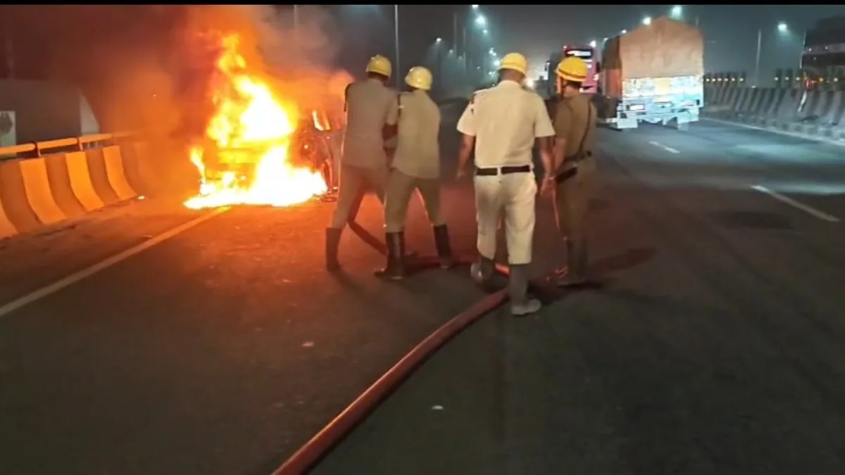 চলন্ত গাড়িতে দাউদাউ আগুন আর কেমিক্যালে সয়লাব রাস্তা, মাঝরাতে ২ নম্বর জাতীয় সড়কে জোড়া দুর্ঘটনা রানীগঞ্জে