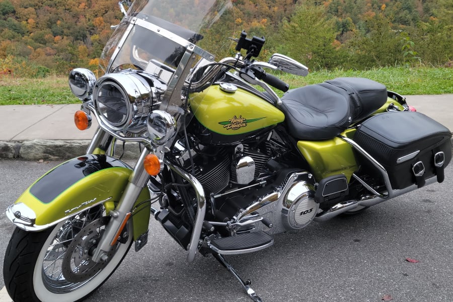 2011 Harley-Davidson FLHRC Road King Classic Motorcycle Rental in 