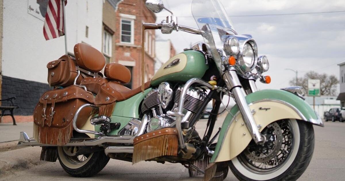 2016 Indian Chief Vintage Motorcycle Rental in Omaha, NE m-peg8n49