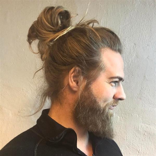 Kiểu tóc búi của Lasse Matberg