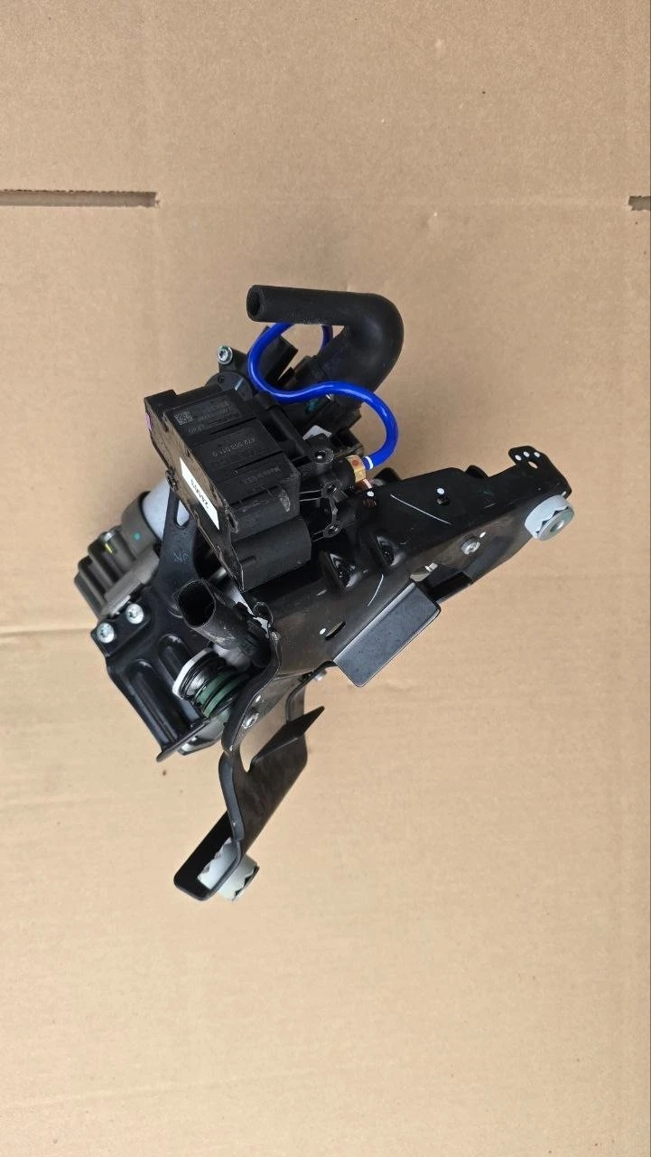 2023 2024 2025 BMW 740i G70 OEM Air Suspension Compressor, view 4