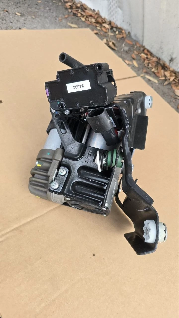 2023 2024 2025 BMW 740i G70 OEM Air Suspension Compressor, view 5