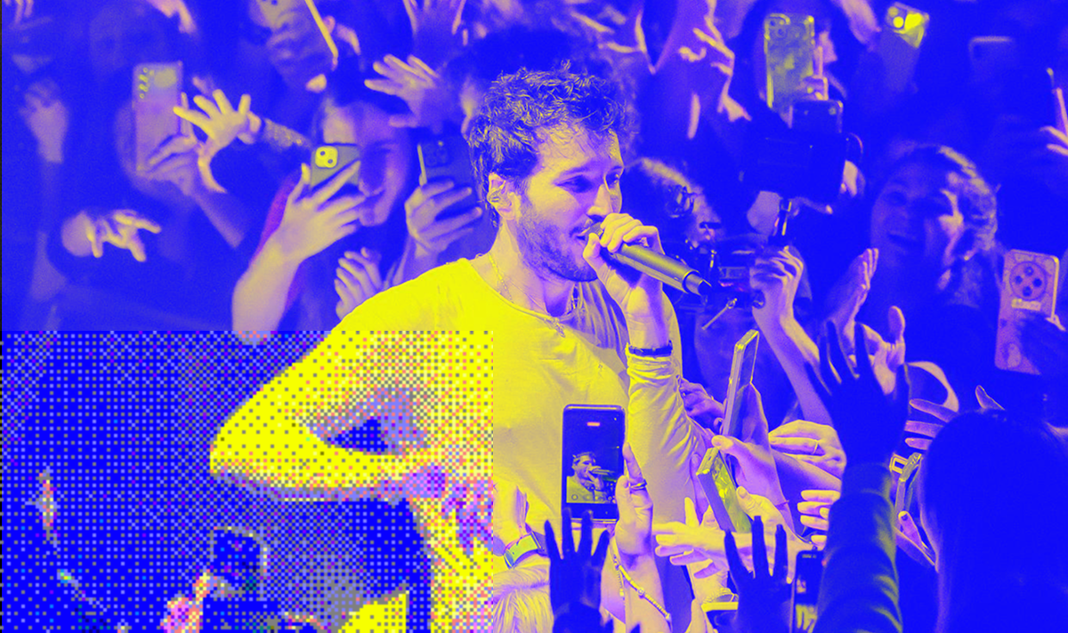 Cantor com vários telefones no seu rosto