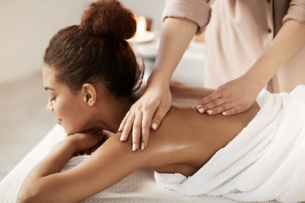 Massage Spinu - Modelage relaxant du dos