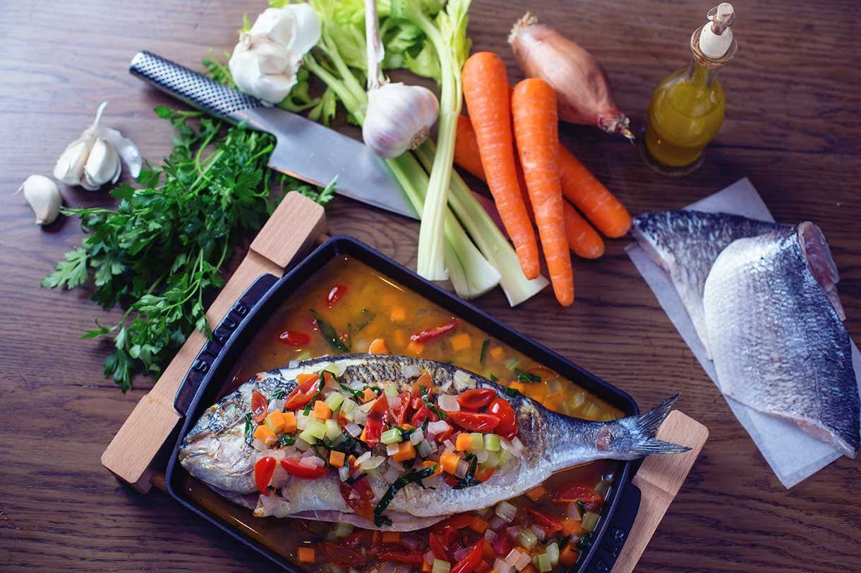 Plat de poisson et légumes à cuire au four