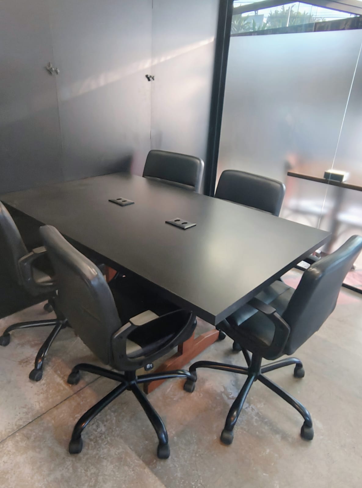 Foto da sala Sala de reunião 5 PESSOAS — ESPAÇO LER Coworking Livraria e Café (2/13)