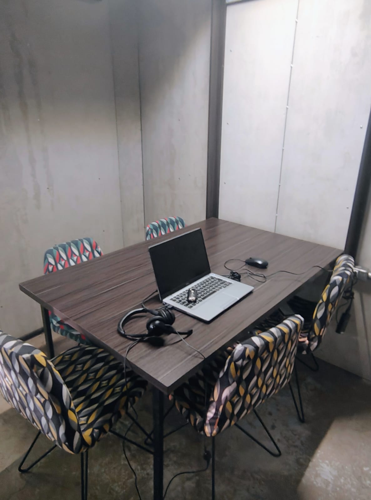 Foto de la sala Sala de reunião 5 Pessoas c quadro branco — ESPAÇO LER Coworking Livraria e Café (2/13)