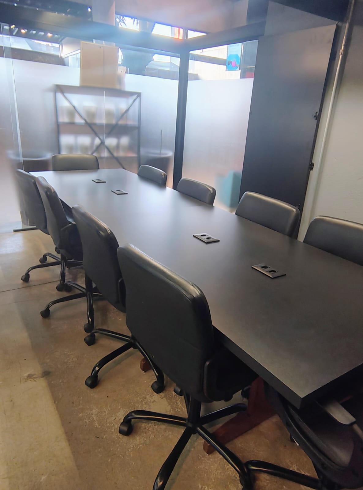 Foto da sala Sala de reunião 10 pessoas com Smartv — ESPAÇO LER Coworking Livraria e Café (3/15)