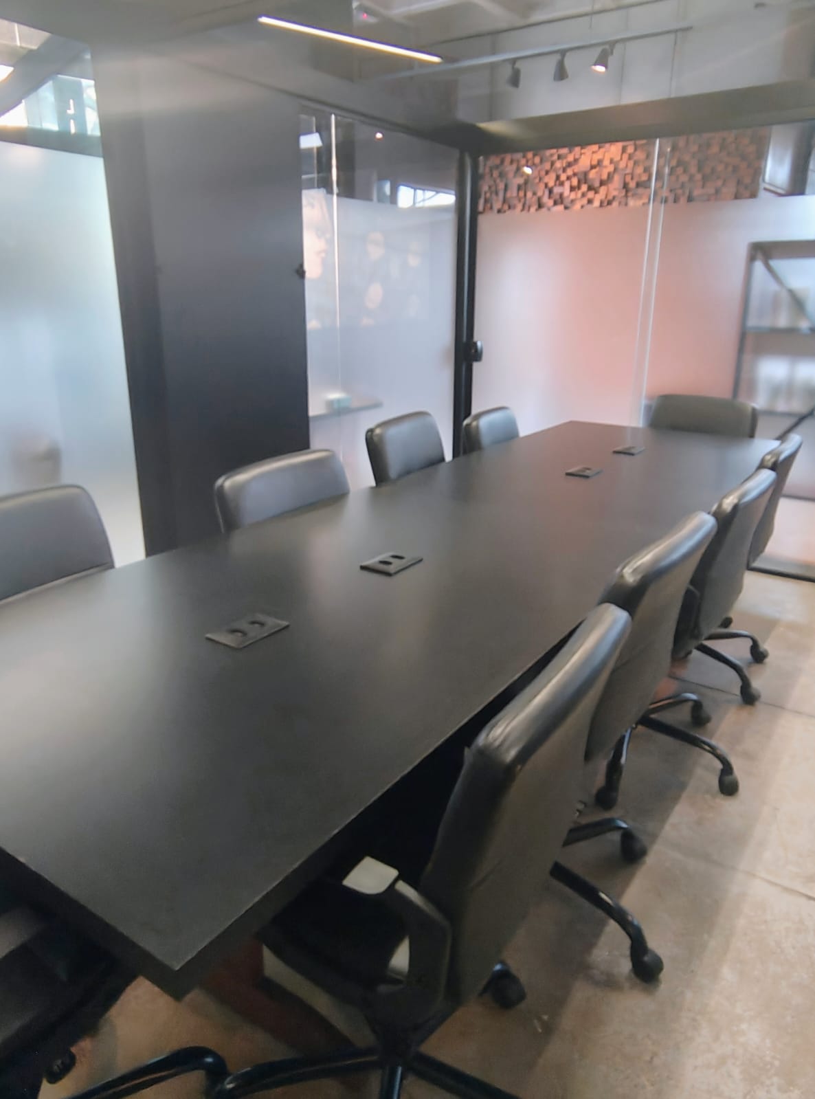 Foto da sala Sala de reunião 10 pessoas com Smartv — ESPAÇO LER Coworking Livraria e Café (4/15)