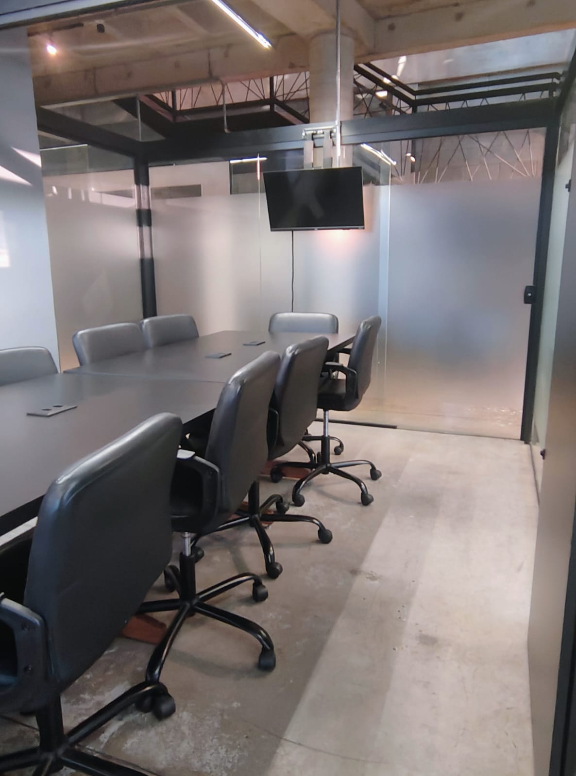 Foto da sala Sala de reunião 10 pessoas com Smartv — ESPAÇO LER Coworking Livraria e Café (2/15)