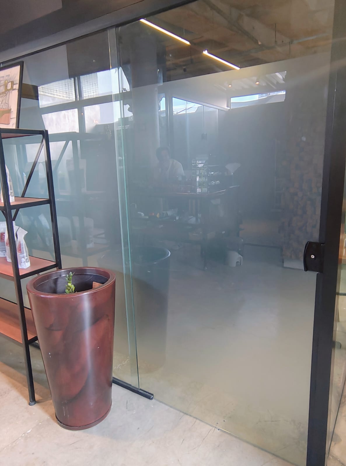 Foto da sala Sala de reunião 10 pessoas com Smartv — ESPAÇO LER Coworking Livraria e Café (5/15)