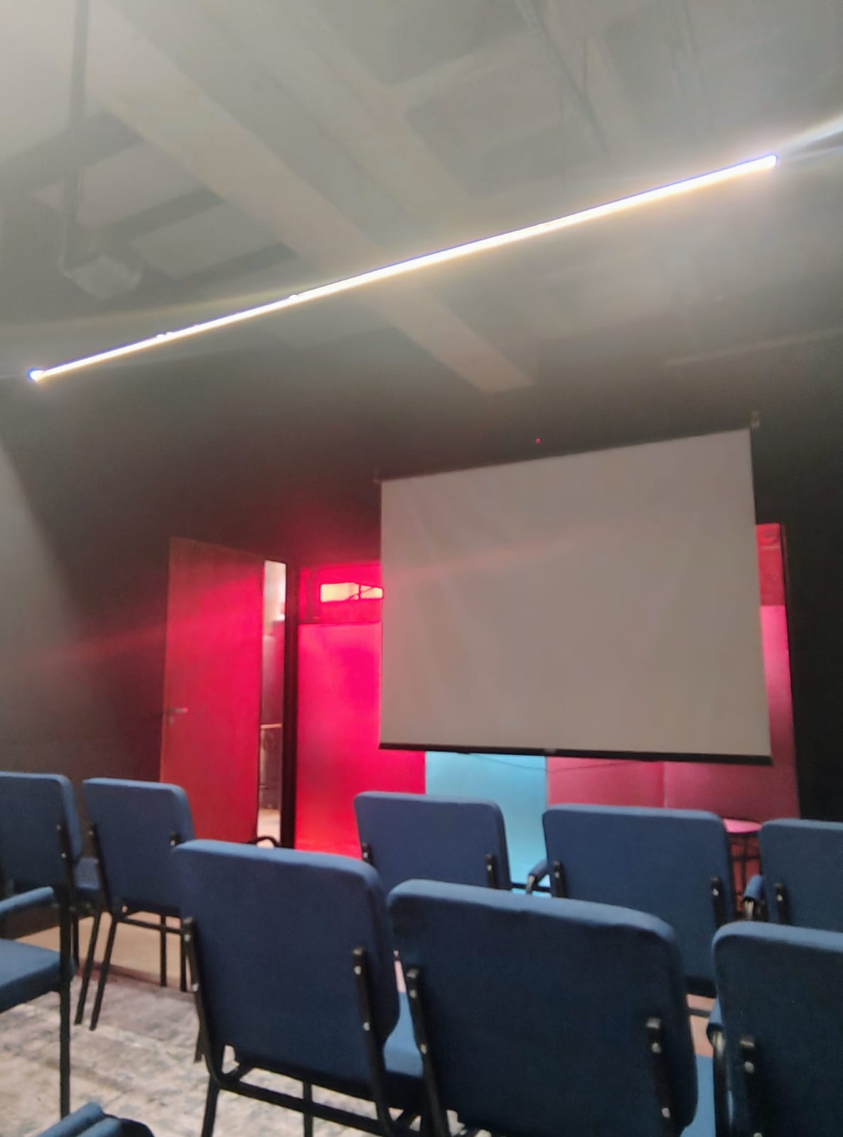 Foto de la sala Sala de Reunião 3 - RI — ESPAÇO LER Coworking Livraria e Café (3/15)
