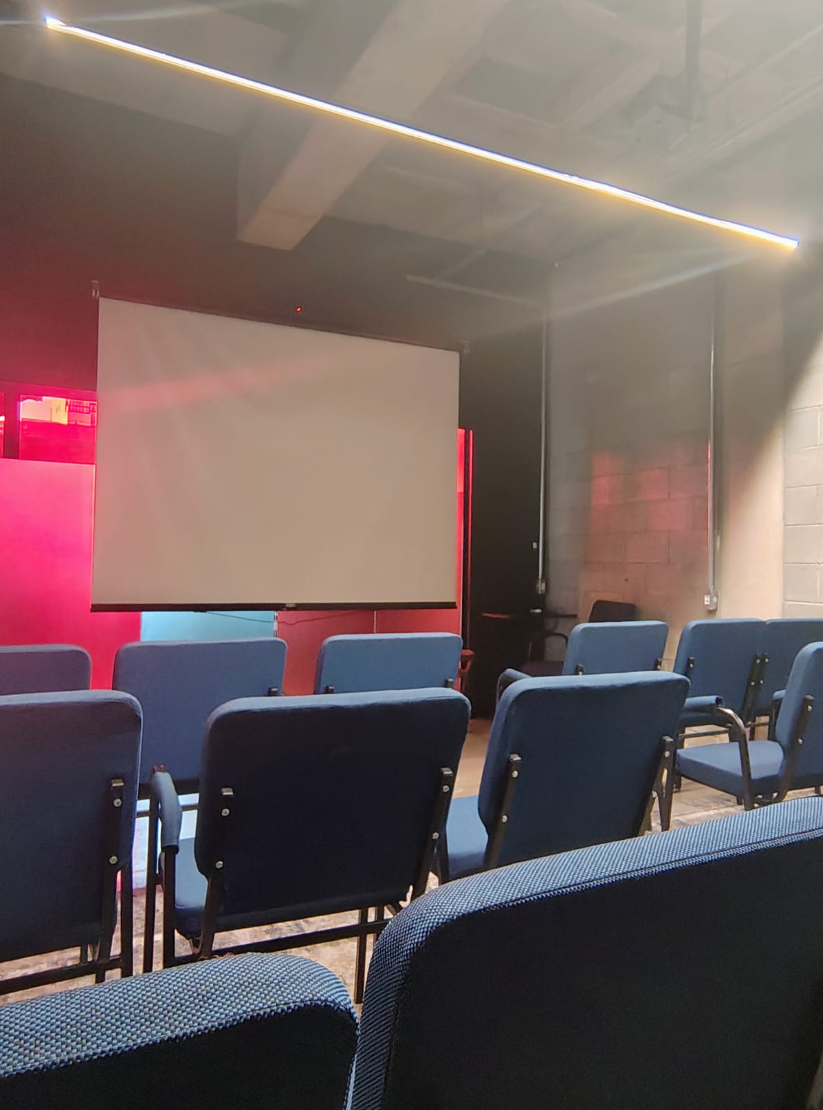 Foto de la sala Sala de Reunião 3 - RI — ESPAÇO LER Coworking Livraria e Café (4/15)