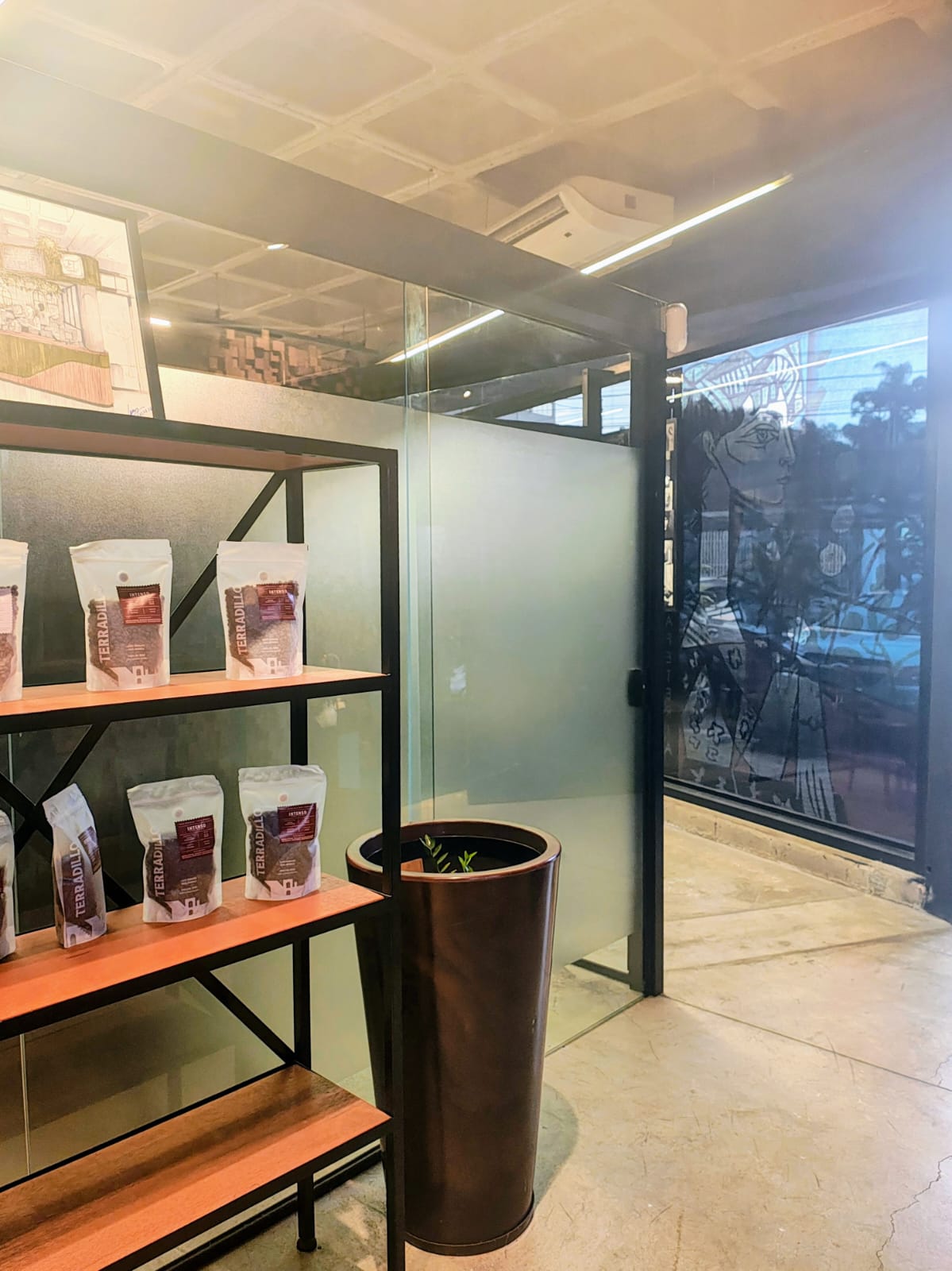 Foto da sala Sala de reunião 5 PESSOAS — ESPAÇO LER Coworking Livraria e Café (3/13)