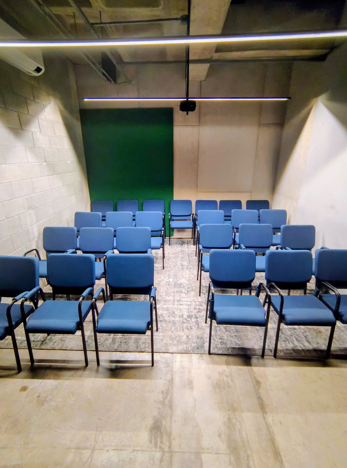 Foto de la sala Sala de Reunião 3 - RI — ESPAÇO LER Coworking Livraria e Café (5/15)