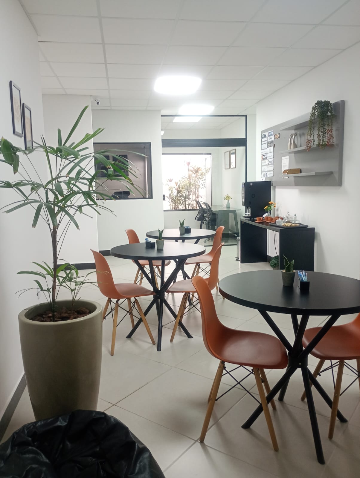 Foto da sala Escritório privativo para 2 posições · 0 a 10 m² em Parque Residencial Laranjeiras, Serra (3/3)