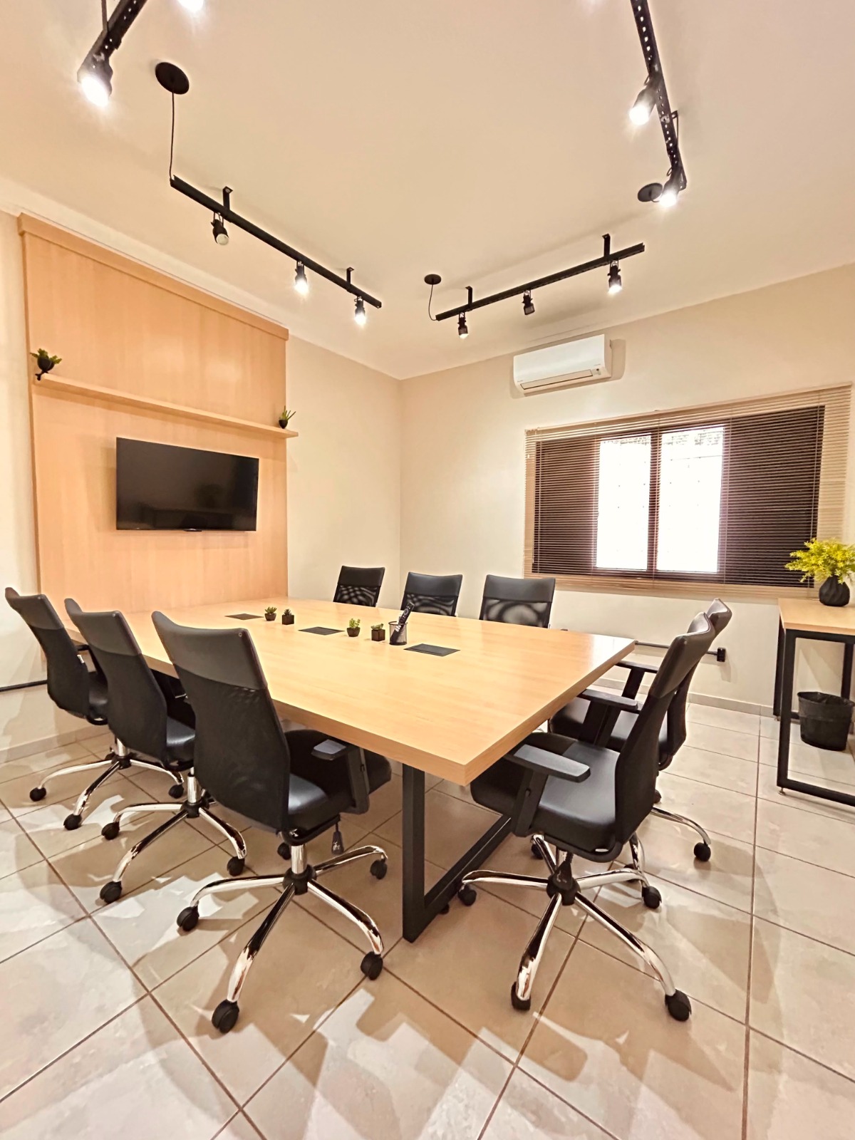 Foto de la sala Oficina privada para 10 puestos · 10 a 20 m² en Jardim Itália, Cuiabá (2/3)