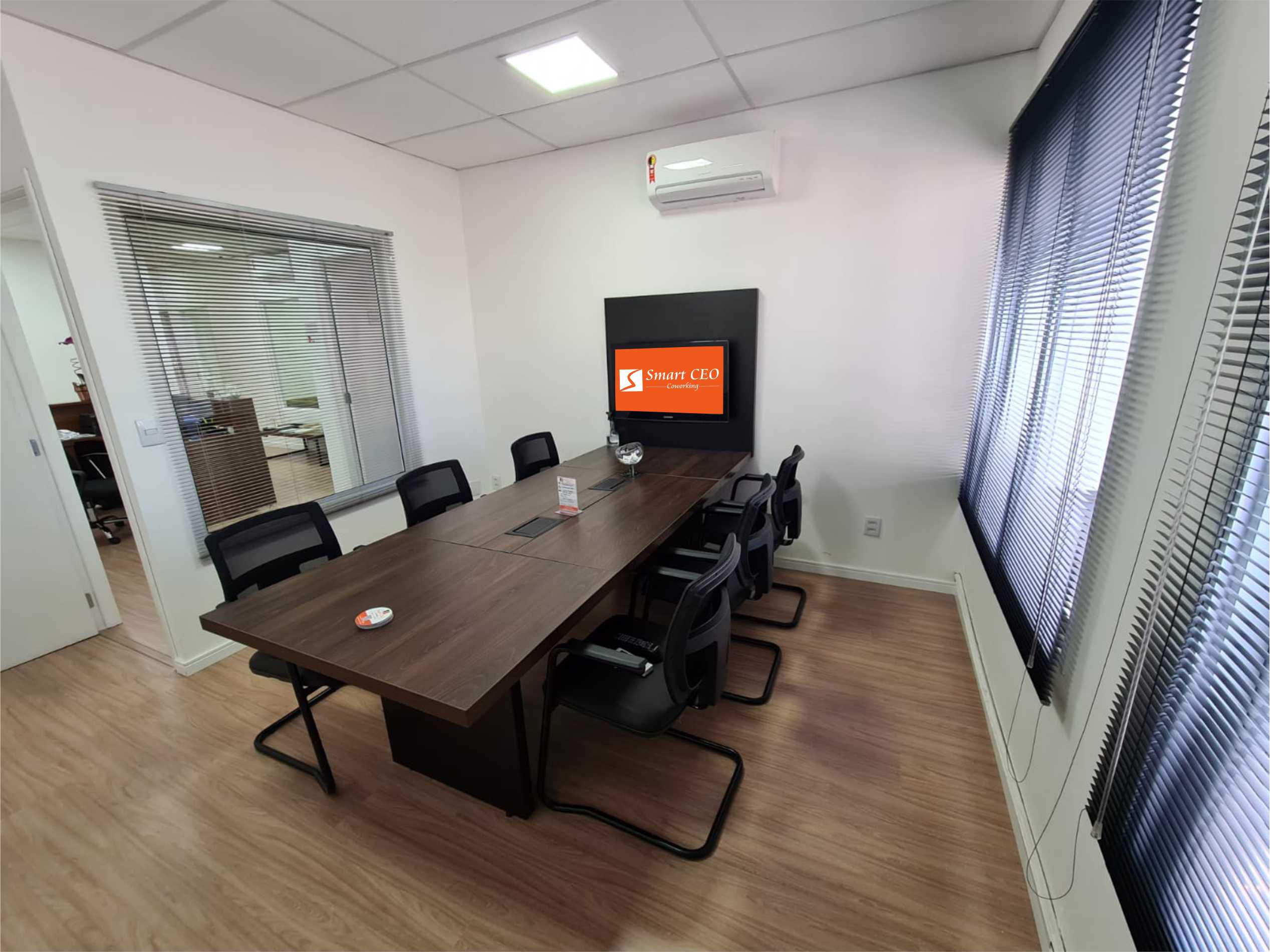 Foto da sala Sala de Reunião Privativa - RI — Smart CEO Coworking Vinhedo (3/9)