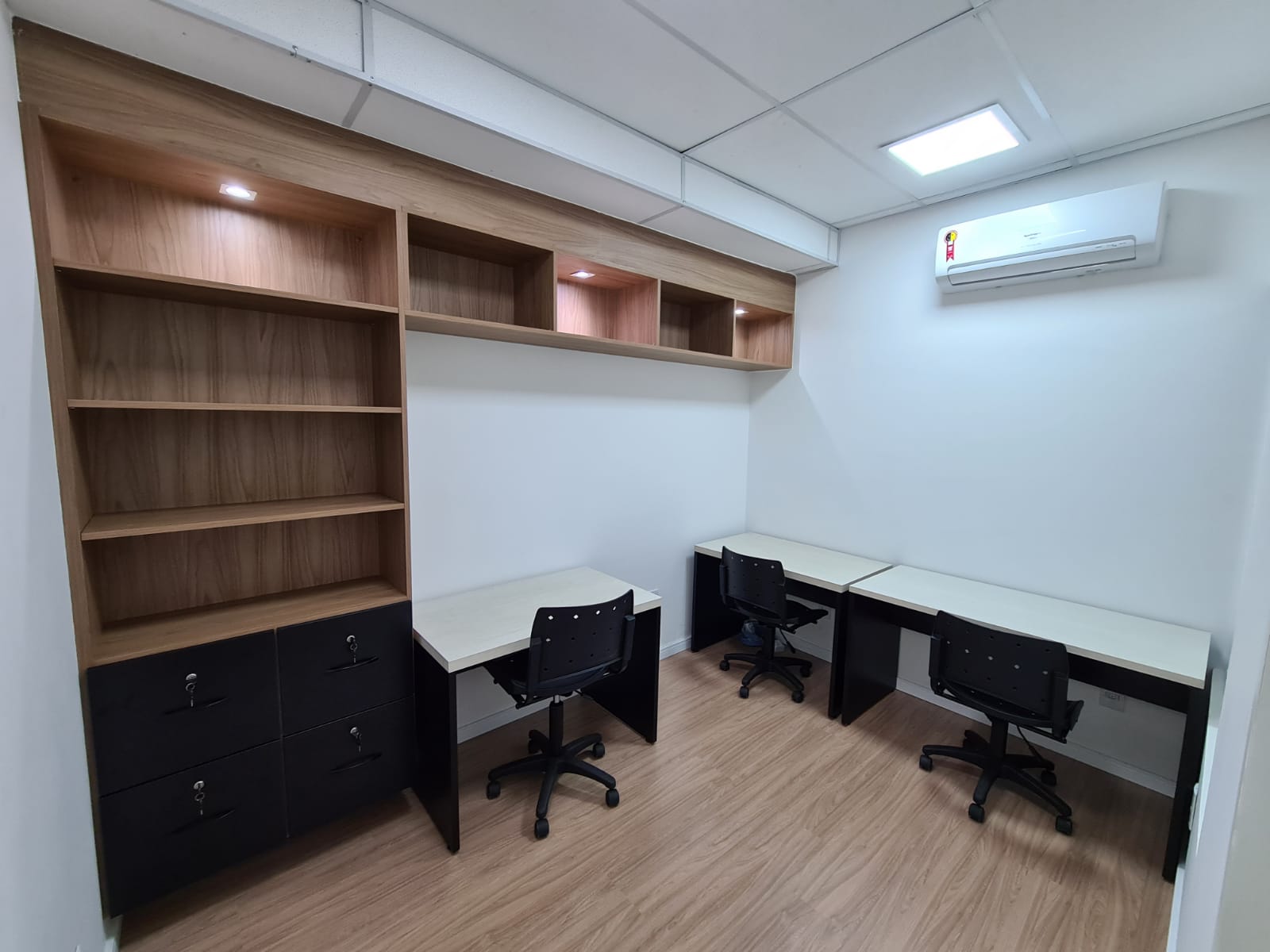 Foto de la sala Oficina privada para 4 puestos · 10 a 20 m² en Vila Thereza, Vinhedo (3/3)