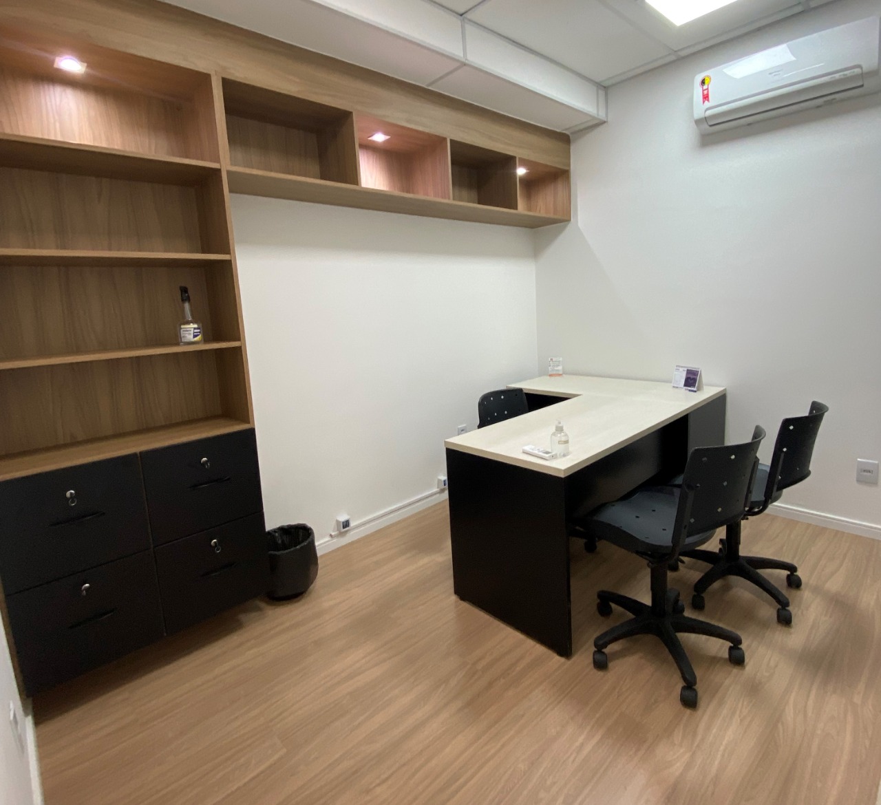 Foto de la sala Oficina privada para 4 puestos · 10 a 20 m² en Vila Thereza, Vinhedo (1/3)