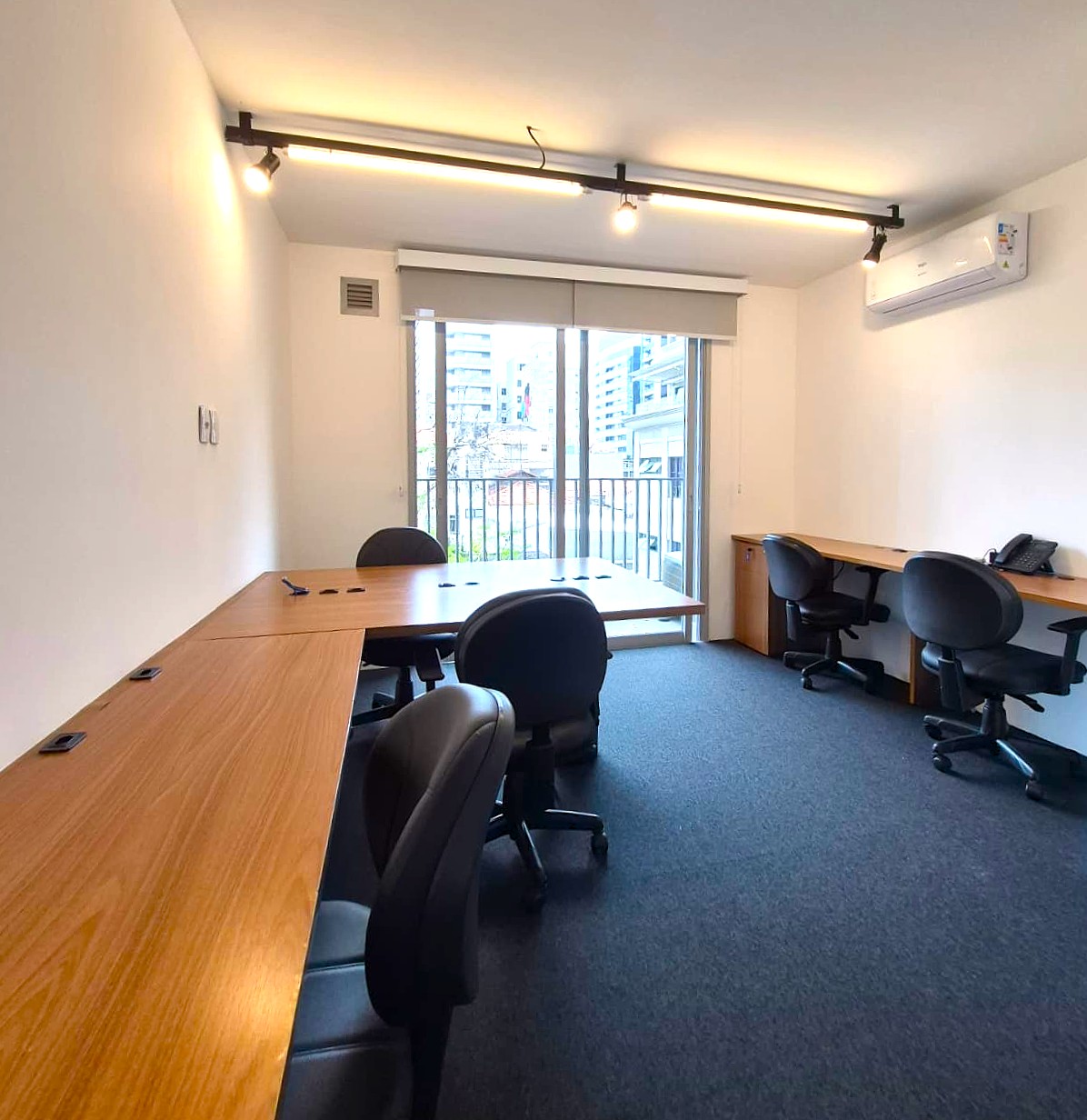 Foto da sala Escritório privativo para 6 posições · 20 a 30 m² em Pinheiros, São Paulo (2/3)