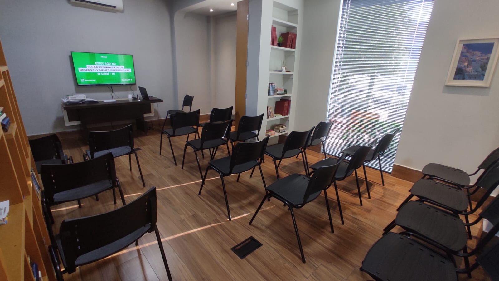 Foto da sala Sala de Reunião e Treinamento Unidas — Coworking Pantanal (4/13)