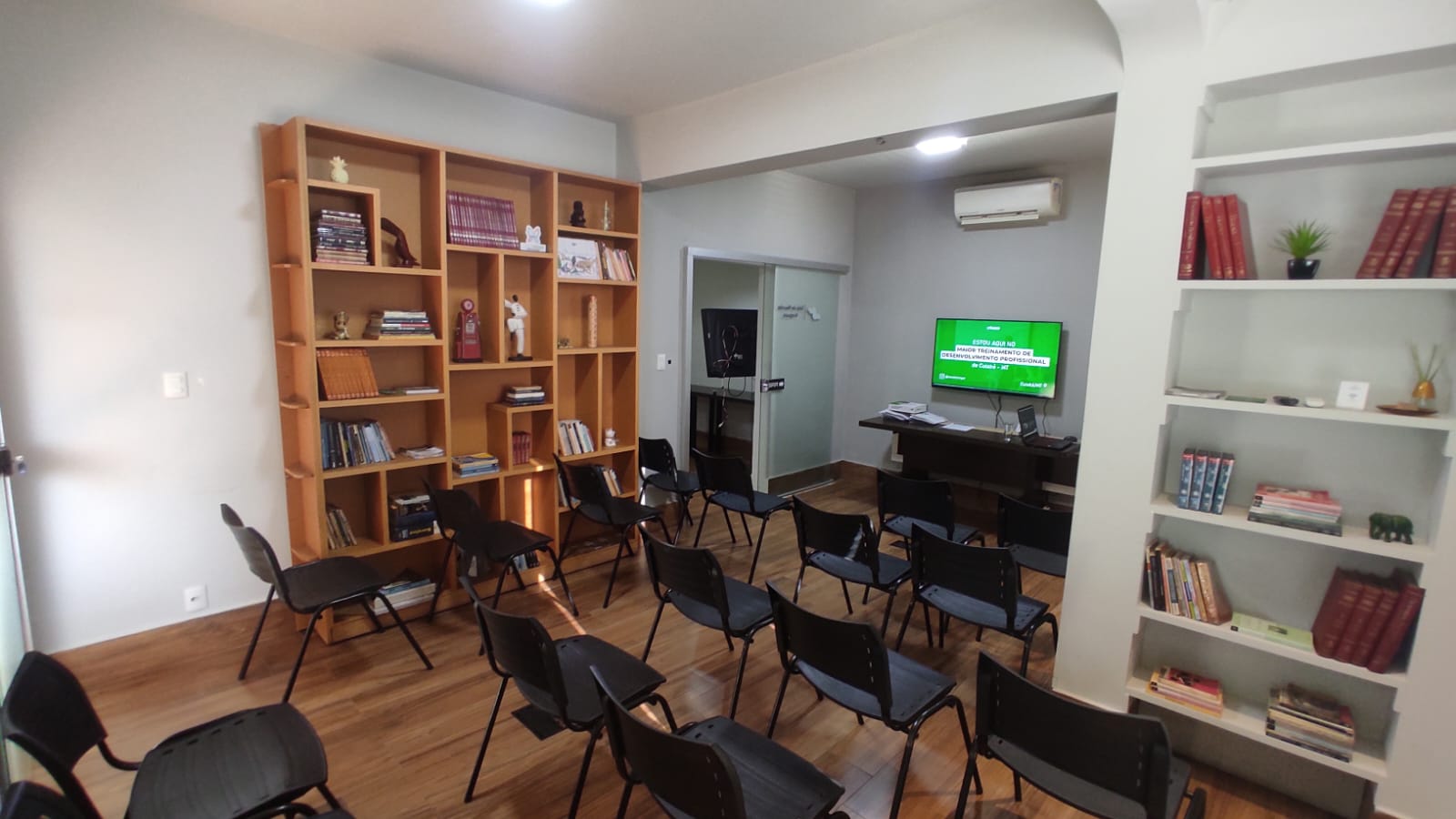 Foto da sala Sala de Reunião e Treinamento Unidas — Coworking Pantanal (3/13)