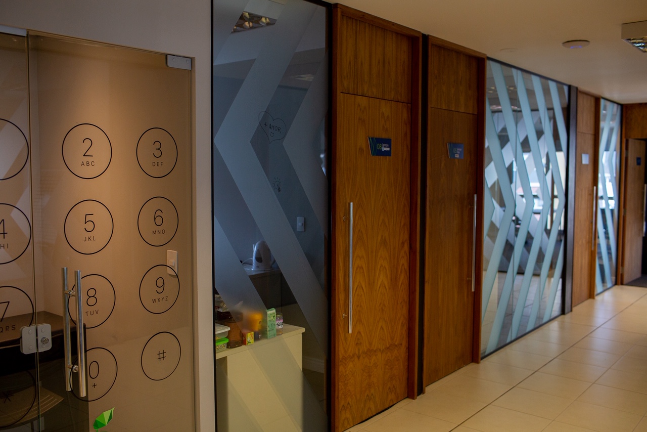 Foto de la sala Oficina privada para 4 puestos · 10 a 20 m² en Itacorubi, Florianópolis (3/3)