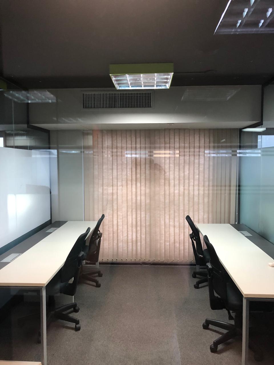 Foto de la sala Oficina privada para 4 puestos · 10 a 20 m² en Itacorubi, Florianópolis (2/3)