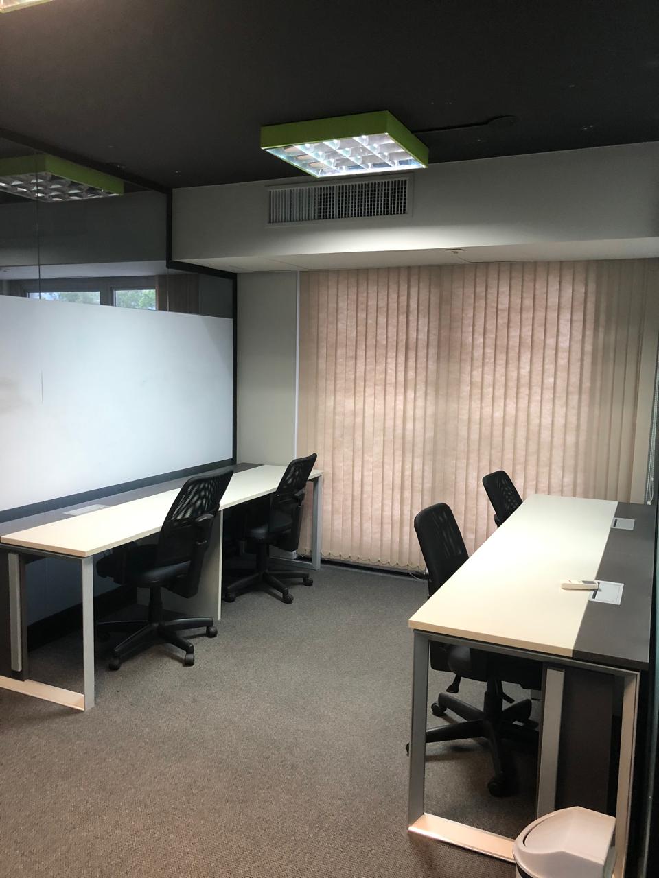 Foto de la sala Oficina privada para 4 puestos · 10 a 20 m² en Itacorubi, Florianópolis (1/3)