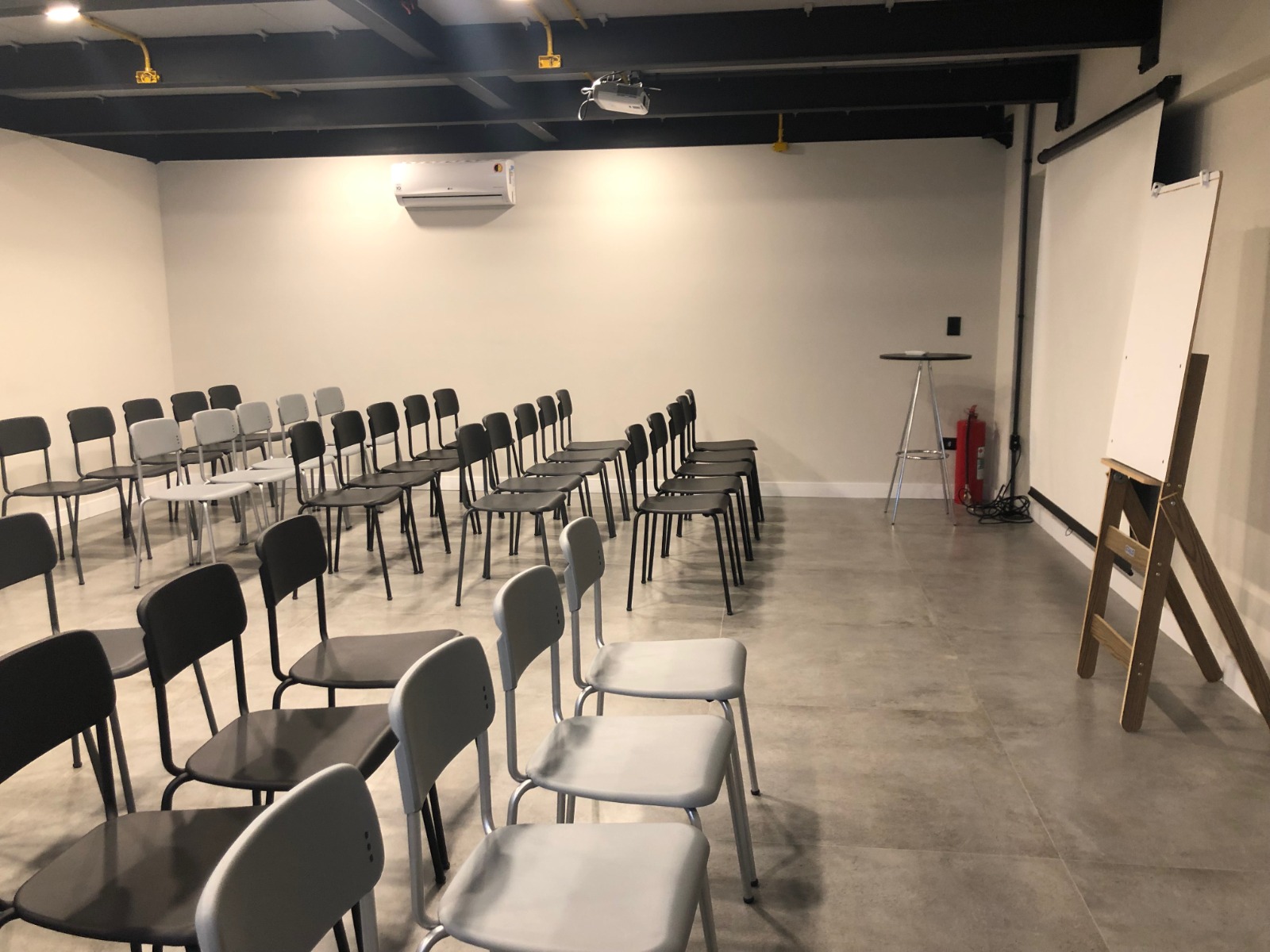 Foto da sala EV - Auditório Plateia — HUS coworking (3/13)