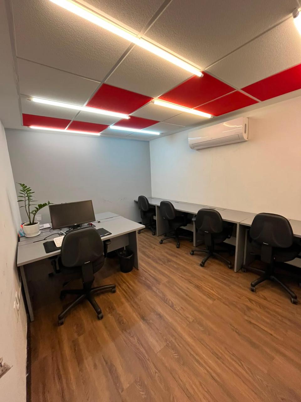 Foto de la sala Oficina privada para 6 puestos · 10 a 20 m² en Casa Forte, Recife (1/3)