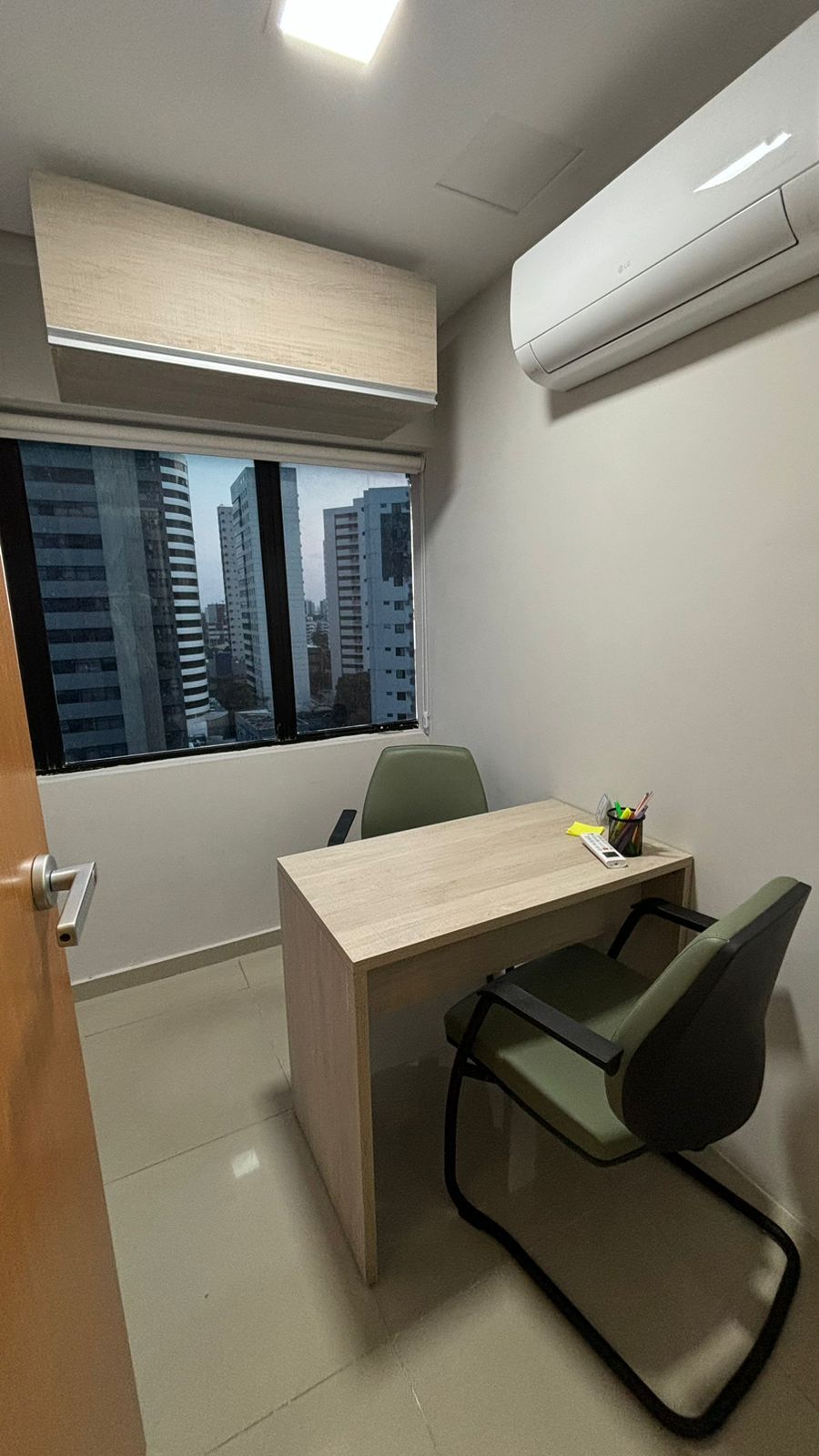 Foto da sala Escritório privativo para 2 posições · 0 a 10 m² em Espinheiro, Recife (2/3)