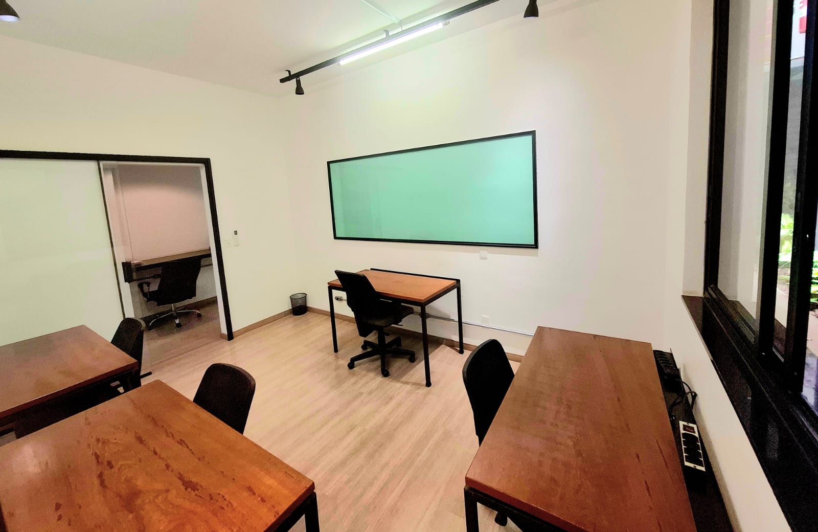 Foto de la sala Oficina privada para 6 puestos · 20 a 30 m² en Sion, Belo Horizonte (1/3)